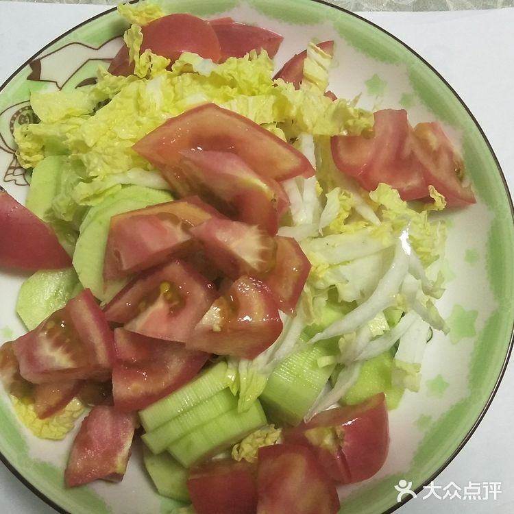 步骤1 将黄瓜去皮切滚刀块，白菜切丝