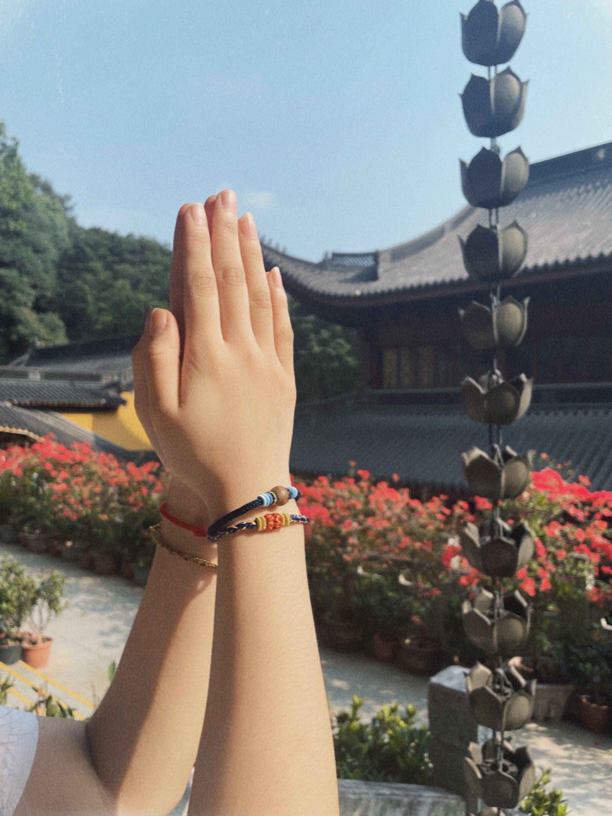 的廊桥,微风拂过,手绳在指尖轻轻摩挲,仿佛能够感受到古老寺庙的温暖