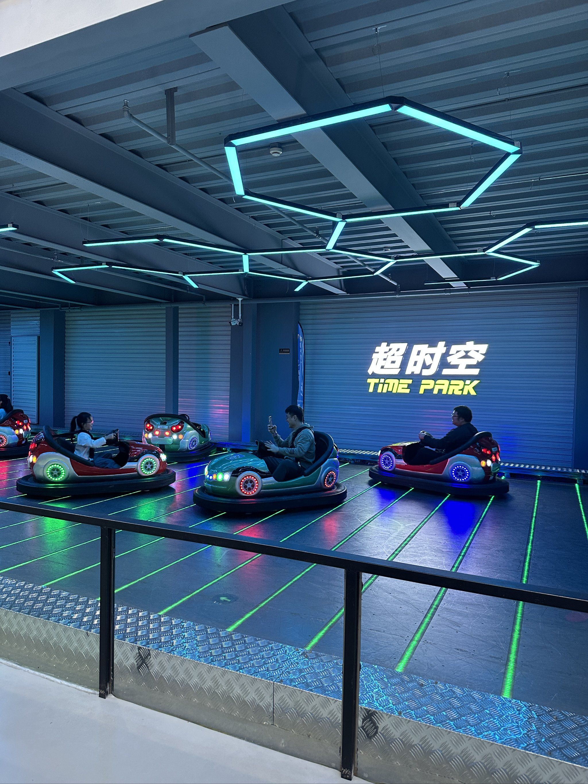 超大型的室内荡秋千一次让你玩个爽!