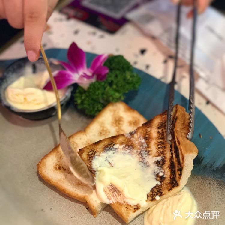 环境： 来自韩国首尔的烤肉果然不一样，装修的是夜店风