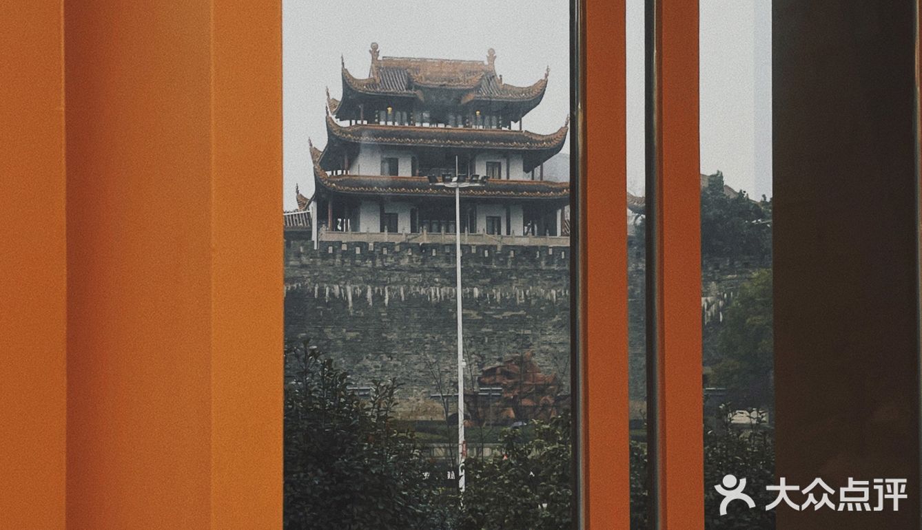 正说着咖啡好喝，一抬头看见窗外的天心阁