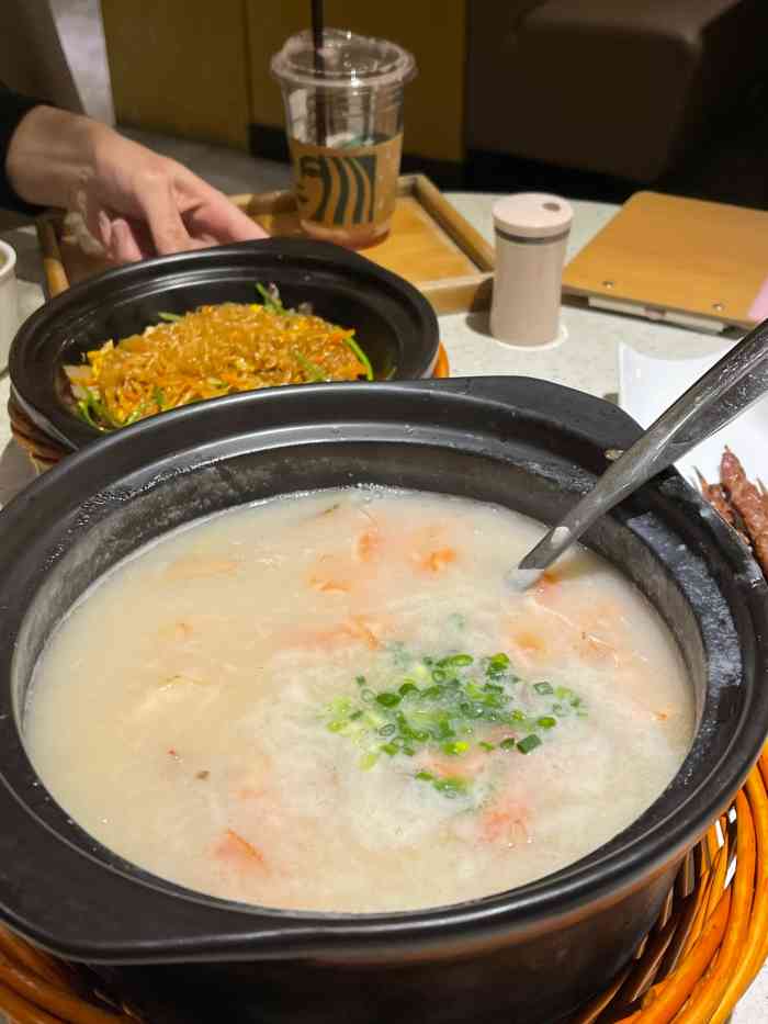 如轩海鲜砂锅粥(从化店)-"[薄荷]环境:店面很干净高级 但是进门.