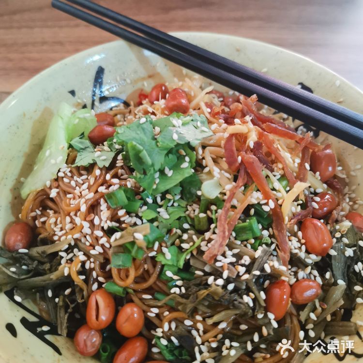 环境： 是一家小吃店，在一个幼儿园对面，从晓港地铁站
