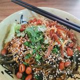 环境： 是一家小吃店，在一个幼儿园对面，从晓港地铁站