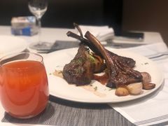 碳烤羊排配蔬菜及迷迭香红酒汁-WOLFGANG PUCK KITCHEN & BAR(迪士尼小镇店)