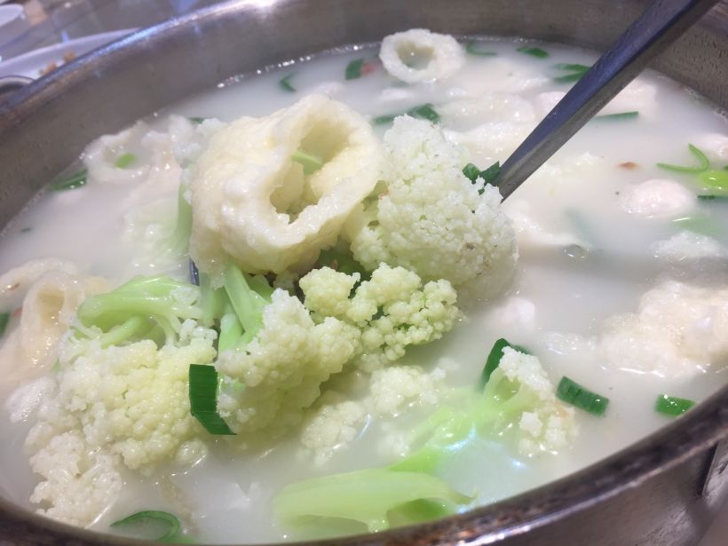 泉州杂菜汤:家常的一道清汤,有小肠,花蛤,花菜,炸猪头皮等跟骨汤一起