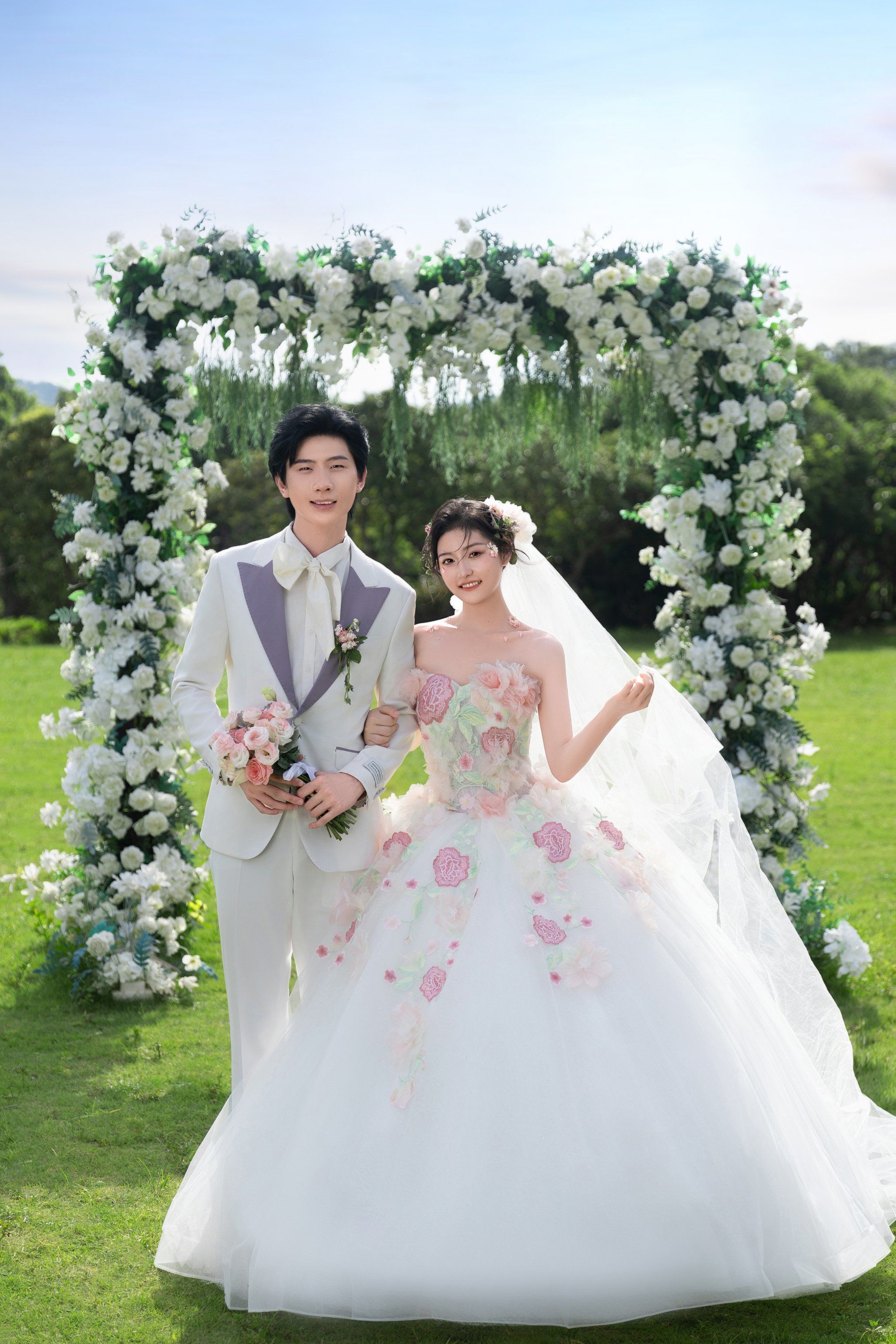 草坪婚礼现场婚纱照