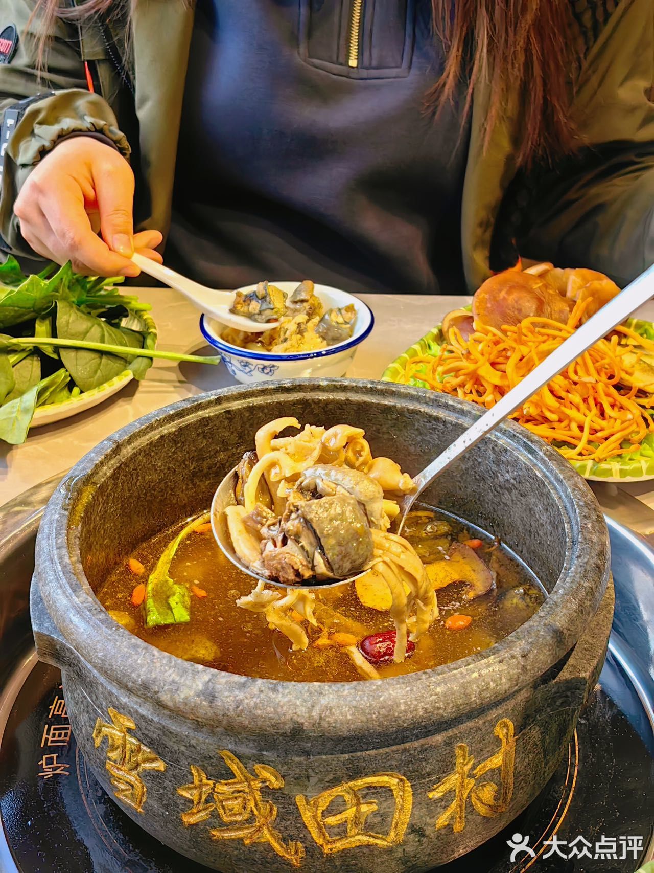 布达拉宫旁的神仙石锅鸡！野菌汤底绝了！