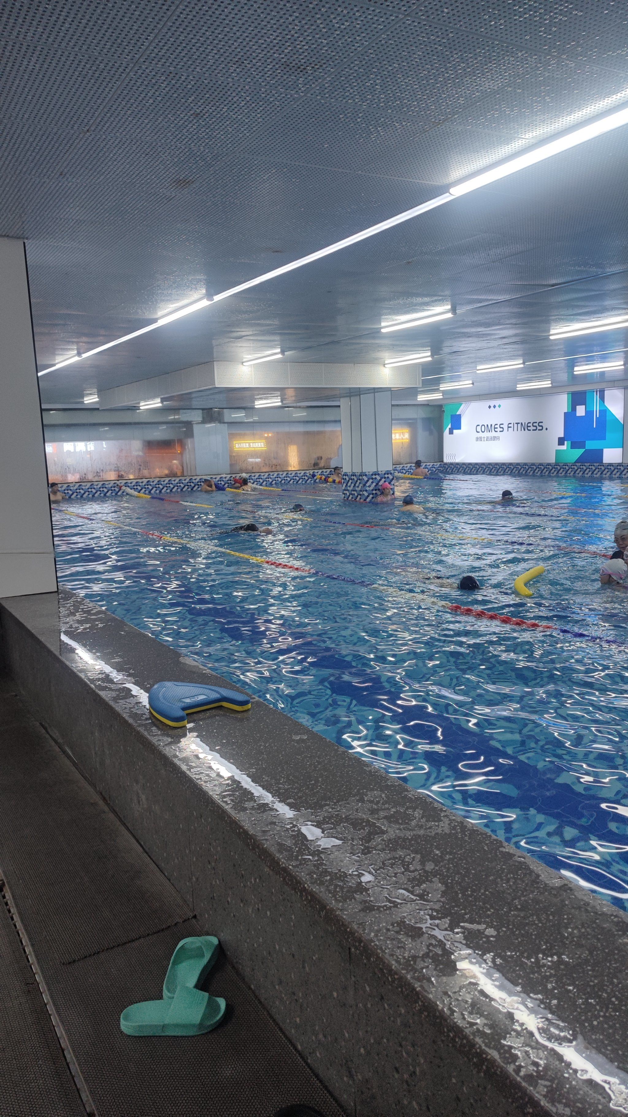 泳池水很干净,也很正规,前台接待很热情