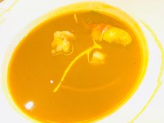龙虾汤配鲜虾蟹肉饺子-YUE·6·西式融合餐厅(外滩六号店)