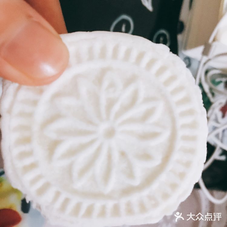 有点像桃糕片。吃了两个就很梗