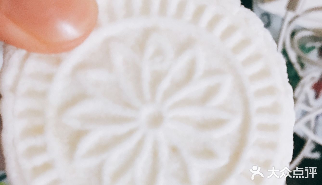 有点像桃糕片。吃了两个就很梗