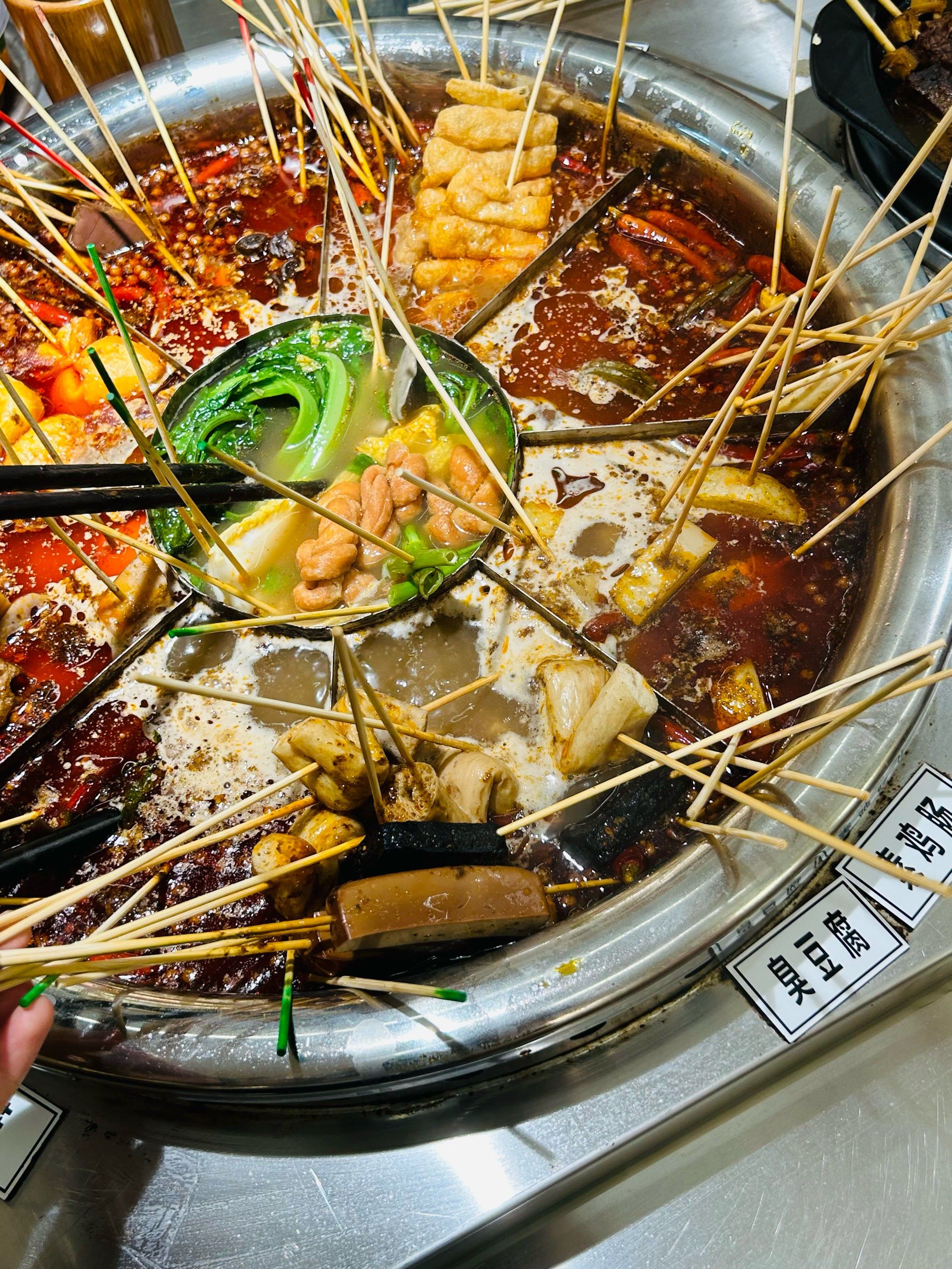 想什么冲
老式麻辣烫都是放在大锅里卤煮了很久才上桌这份味道不是