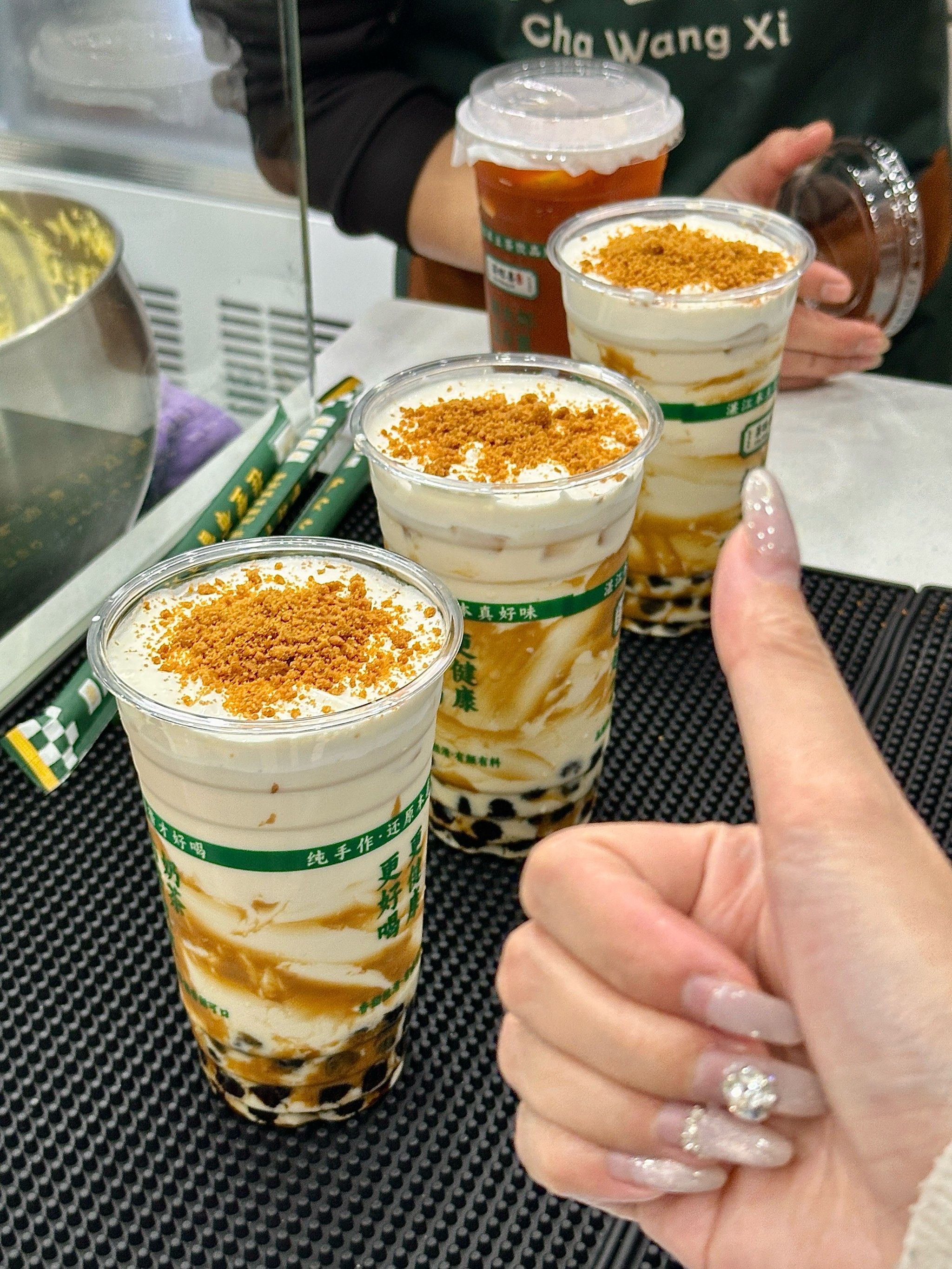 新开的!足足两斤装的挂壁布蕾奶茶超好喝