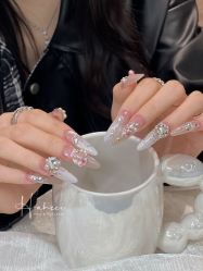 -花岐款式专研健康美甲沙龙