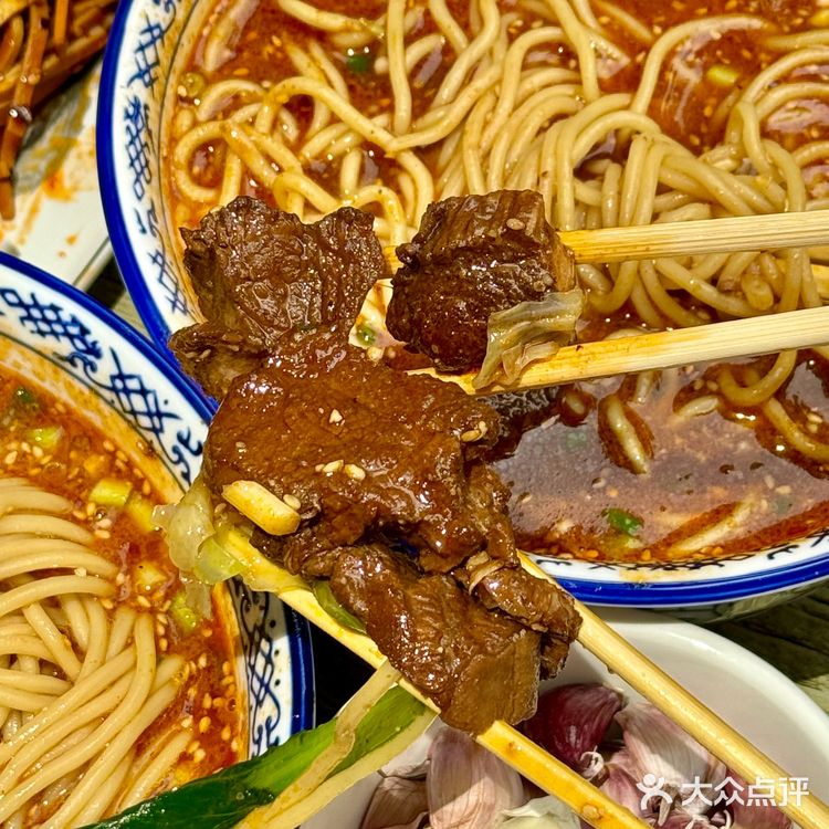 安东街新面馆！这牛肉块够大！！