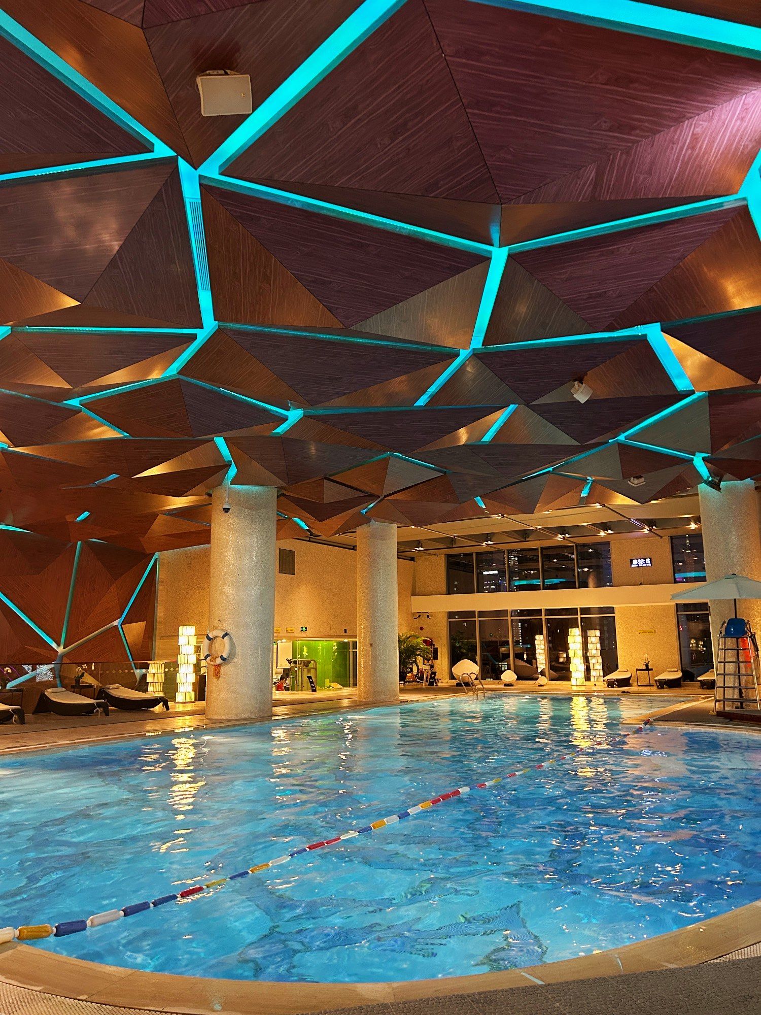 🎈避开人流很舒服😌\n\n泳池🏊深1