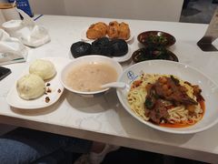 -李与白包子铺(桐梓林店)