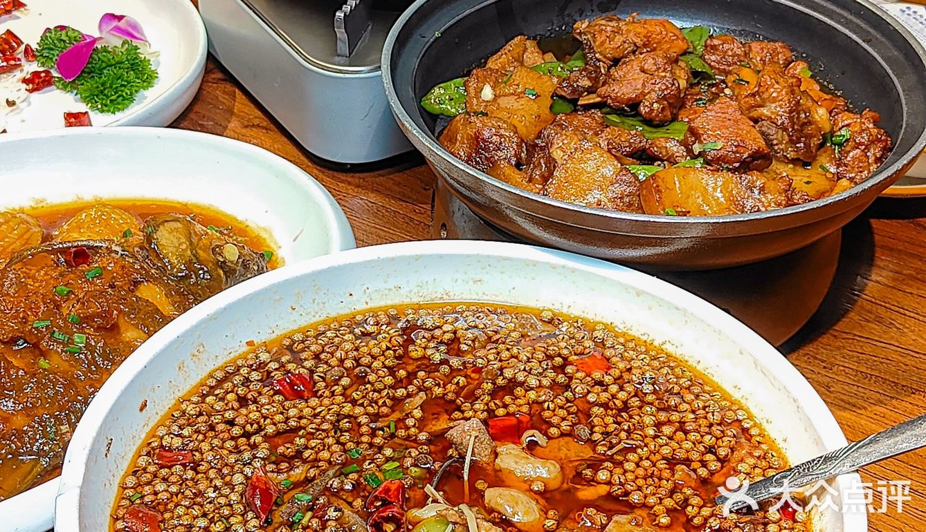 门头不起眼的湖北菜馆 是学生的校外食堂  