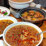 门头不起眼的湖北菜馆 是学生的校外食堂  