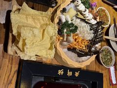 -老牌坊云南鱼豆花火锅(爱建店)