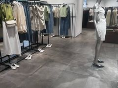 -URBAN REVIVO(上海中庚漫游城店)