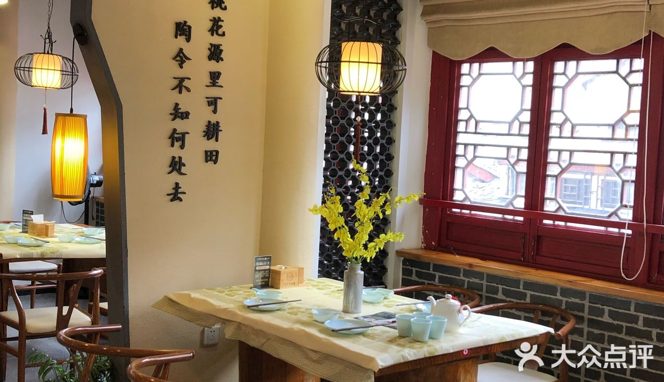 黄鹤楼旁‼️很有点东西，逛完了直接到这家吃饭！