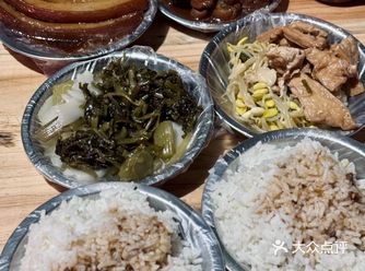 秀英路边摆摊猪脚扣肉饭+蒜蓉生蚝