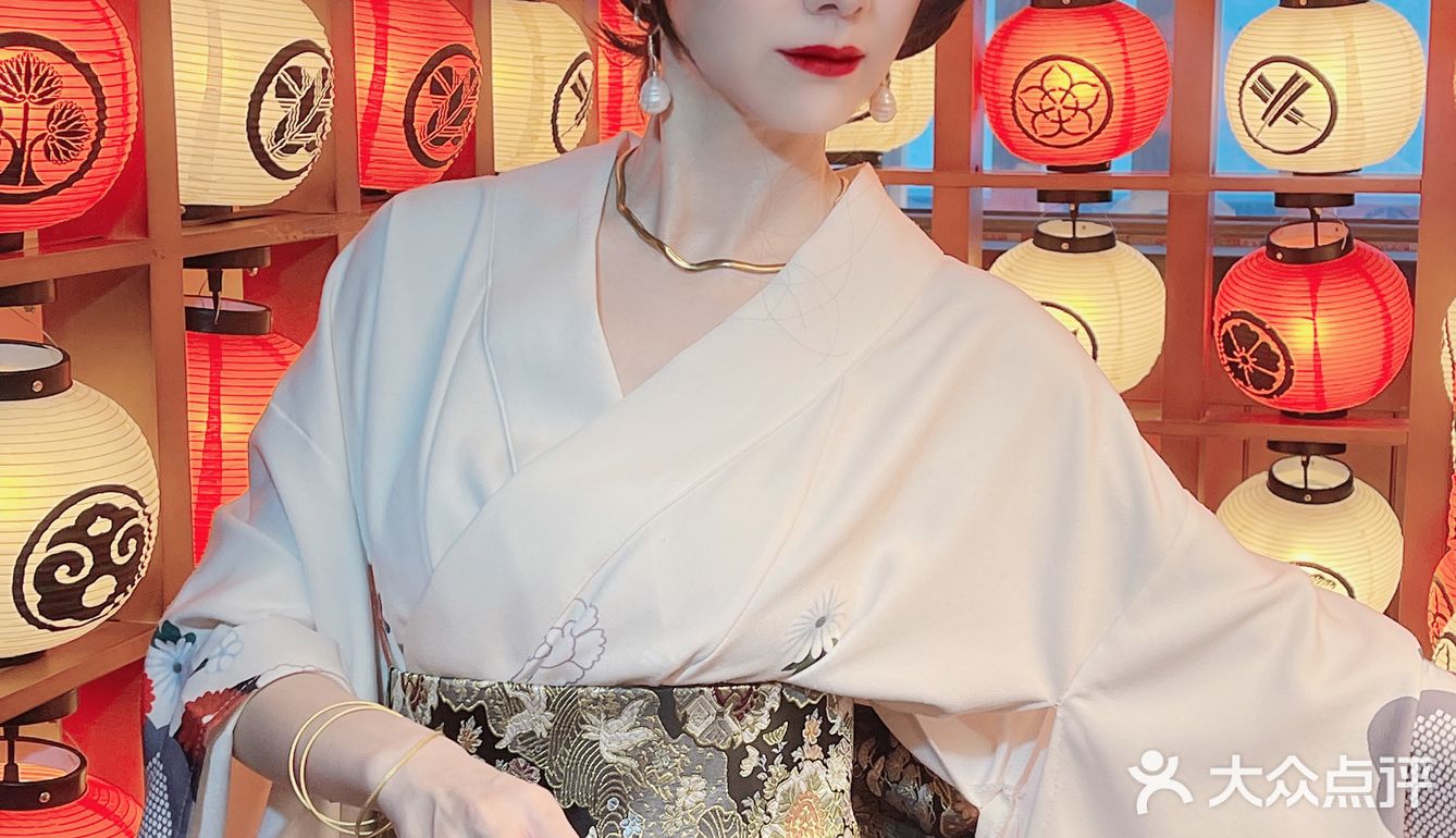 换装拍照+吃饭👘店里都是🫣摇曳的樱花美眉