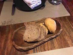餐前面包-Carbon莫卡哆·意大利复古集市餐厅(杭州大厦店)