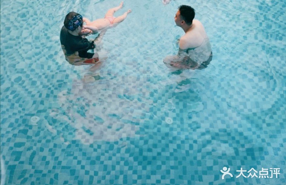 带宝贝体验戏水的快乐