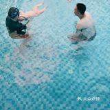 带宝贝体验戏水的快乐