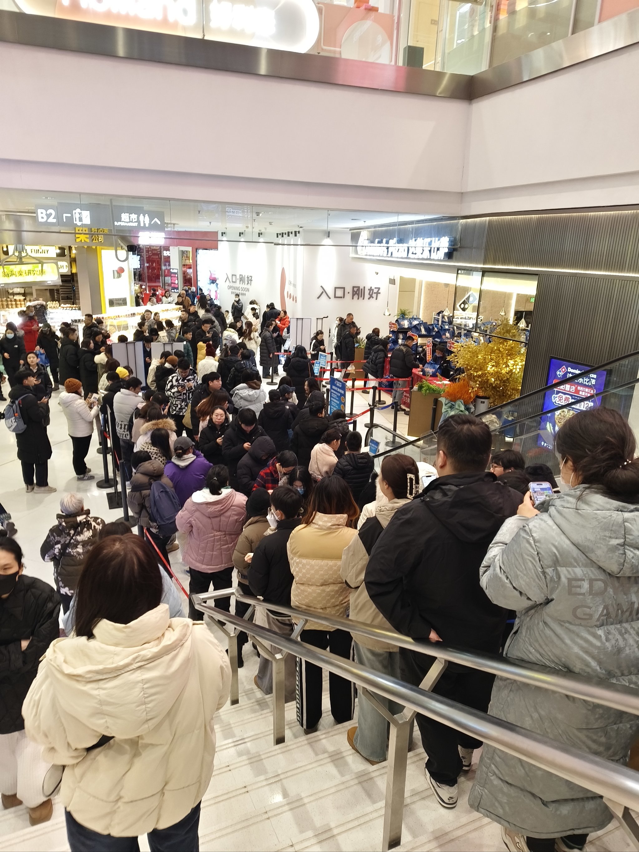 黃牛排隊掛號，-520元票黃牛賣50元 