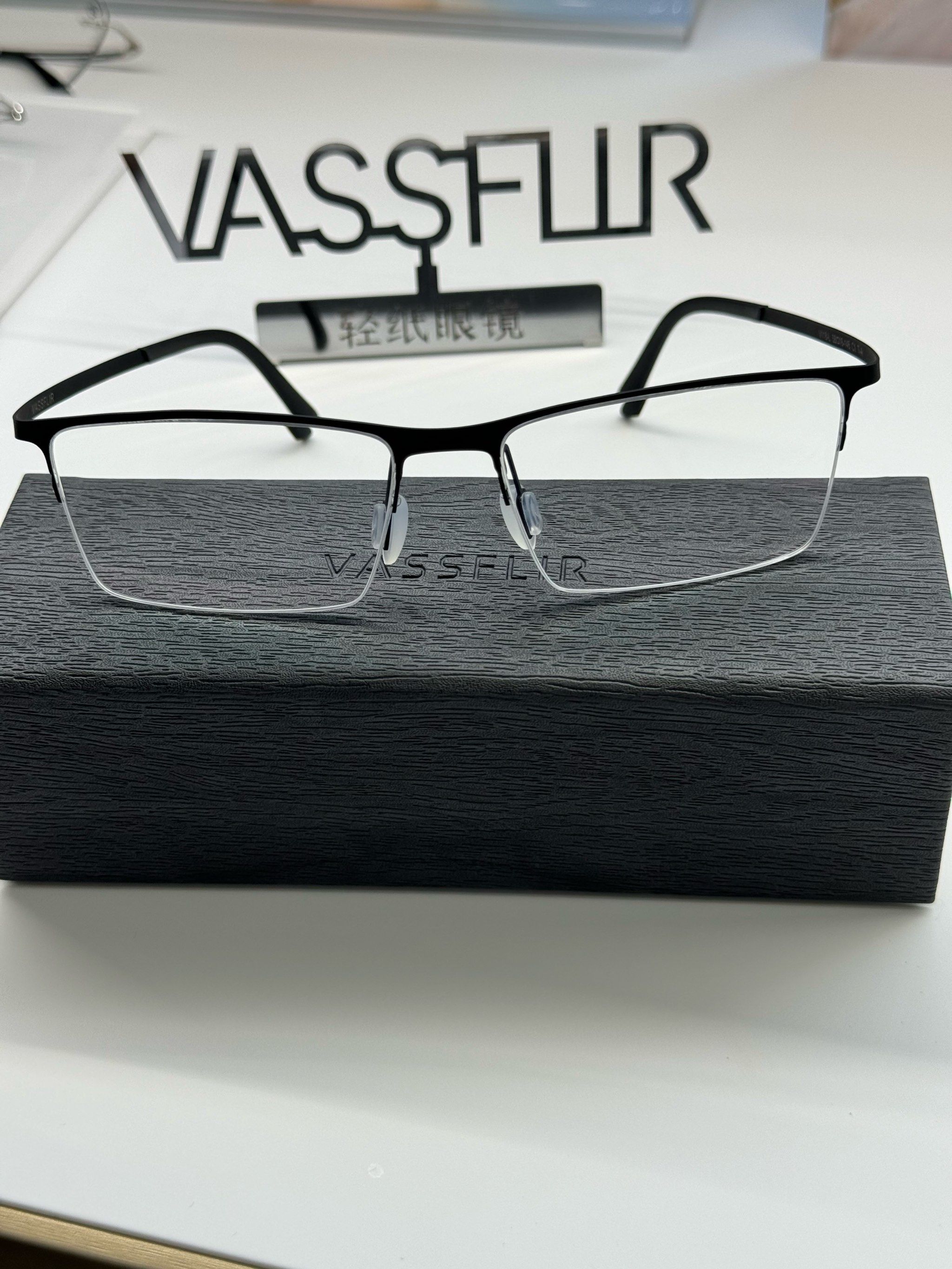 客定实拍·vassflir
维斯芙奈尔轻纸眼镜
超轻超弹:比a4纸还轻/可