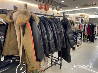 「出口商品折扣集合店」最喜欢的就是桌子上那套茶具