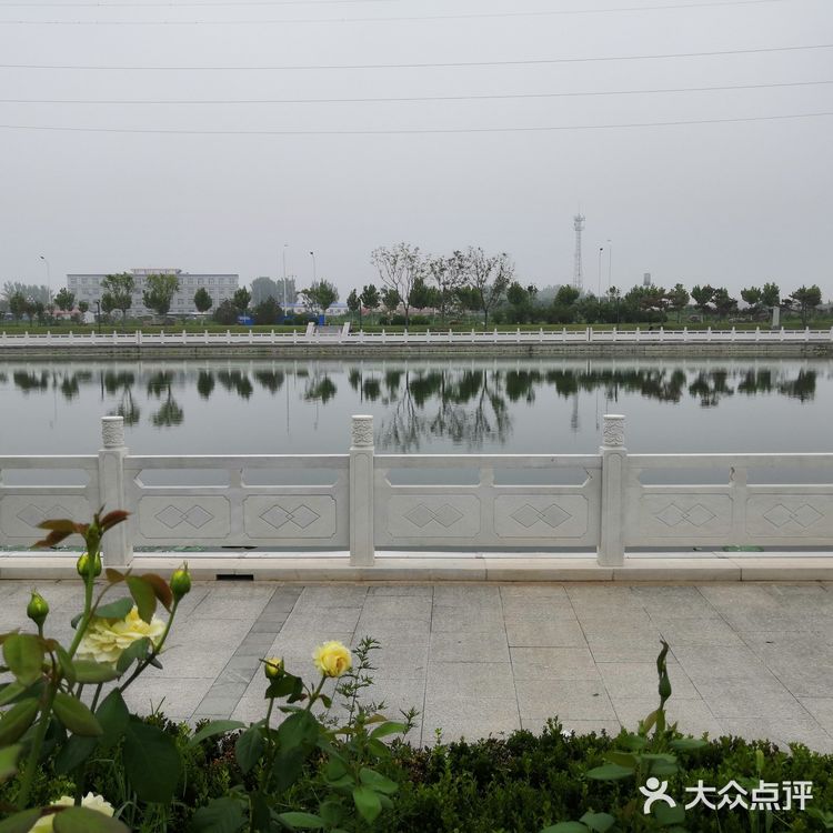 廊坊御龙河公园在廊坊市南端，西昌路两侧沿河公园