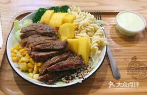 Filet Mignon Salad with Vegetables and Fruits