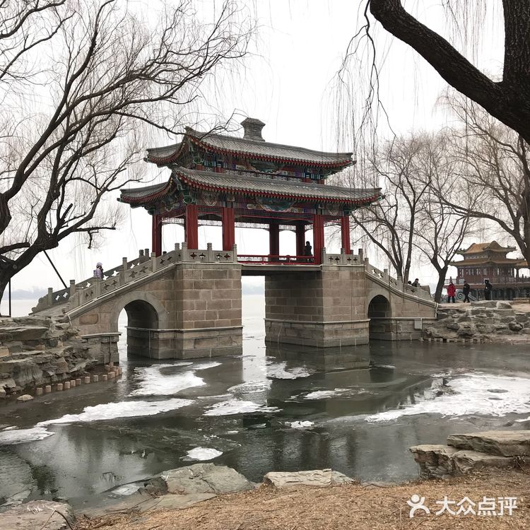 园内亭、台、楼、阁、廊、榭等不同形式的建筑风格