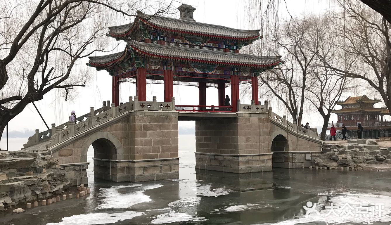 园内亭、台、楼、阁、廊、榭等不同形式的建筑风格