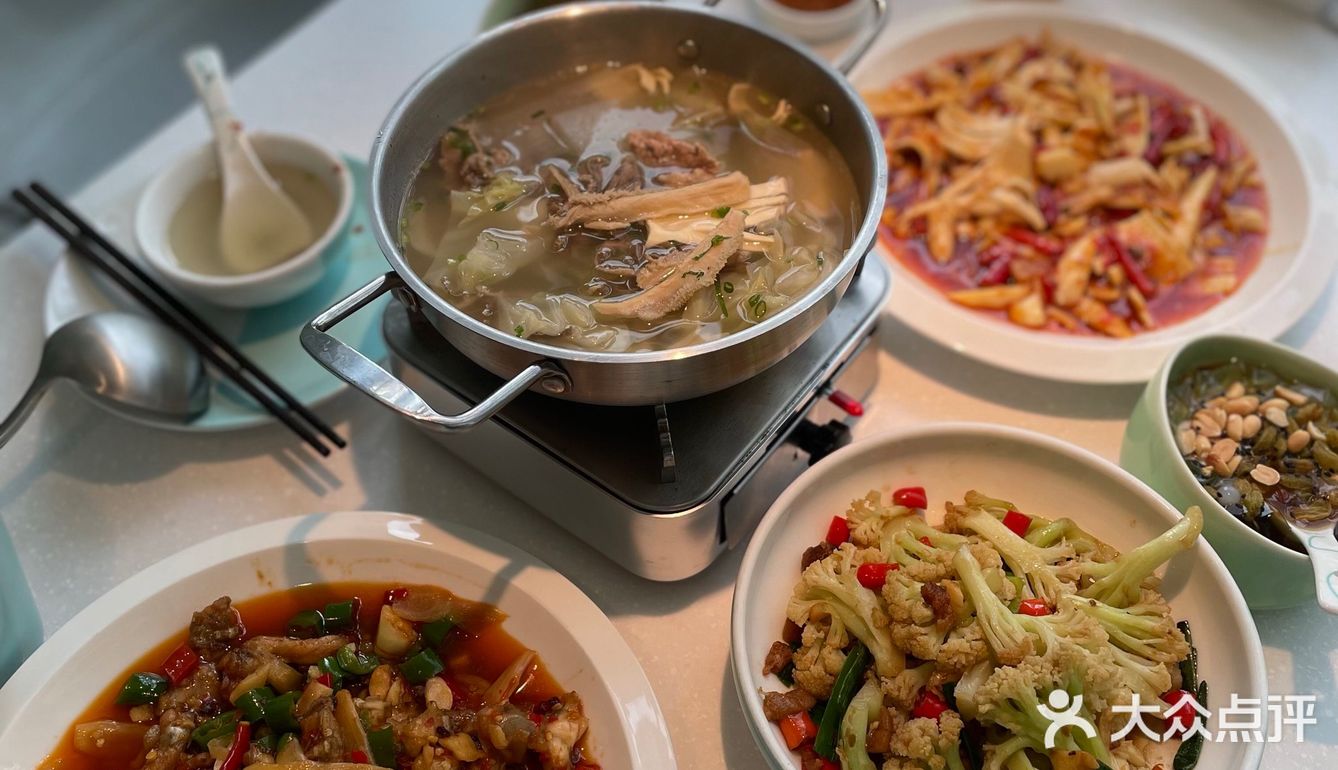 味道炒鸡正宗！里面的料也很多，牛肉炒鸡大片！