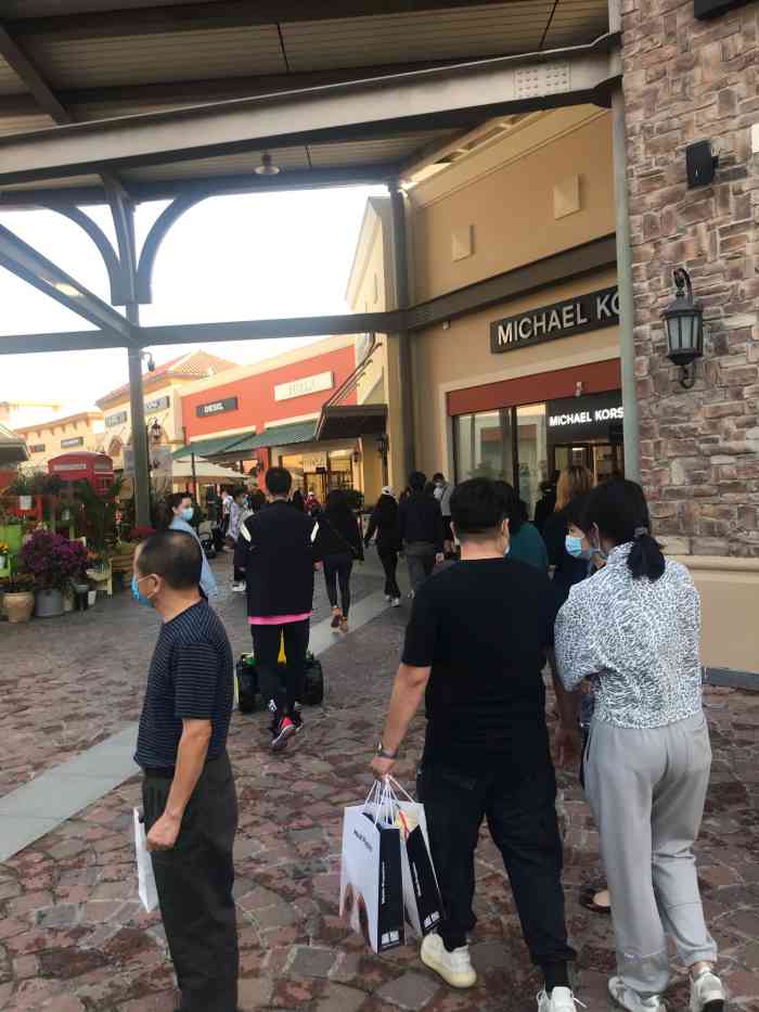 八达岭奥莱-"耐克店的折扣真是太多了,衣服也多适合带孩.