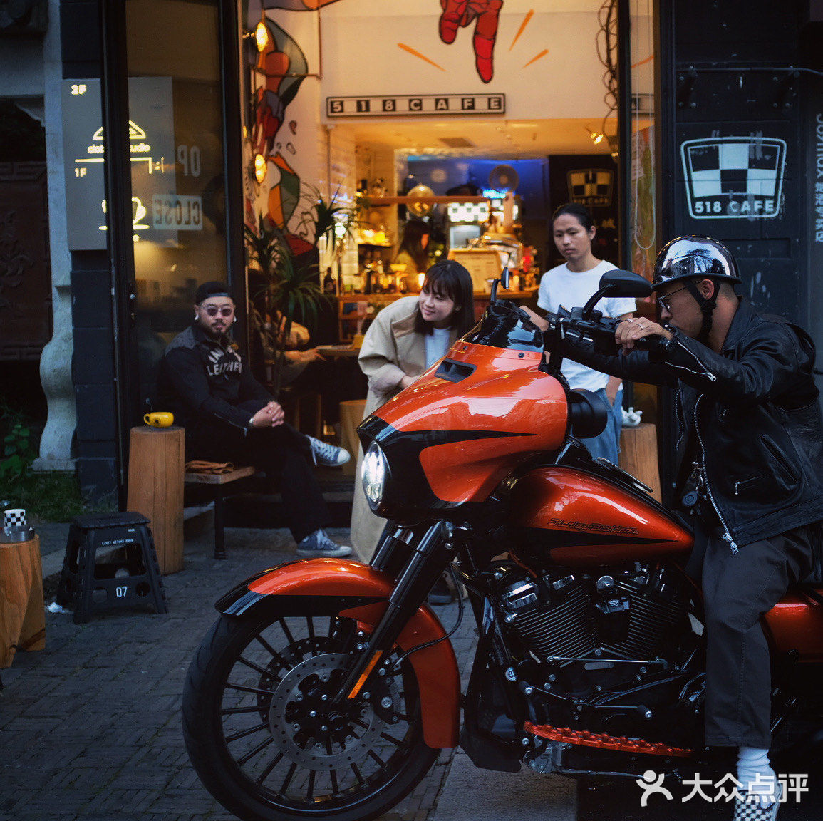 魔都探店门口超多机车的咖啡店75