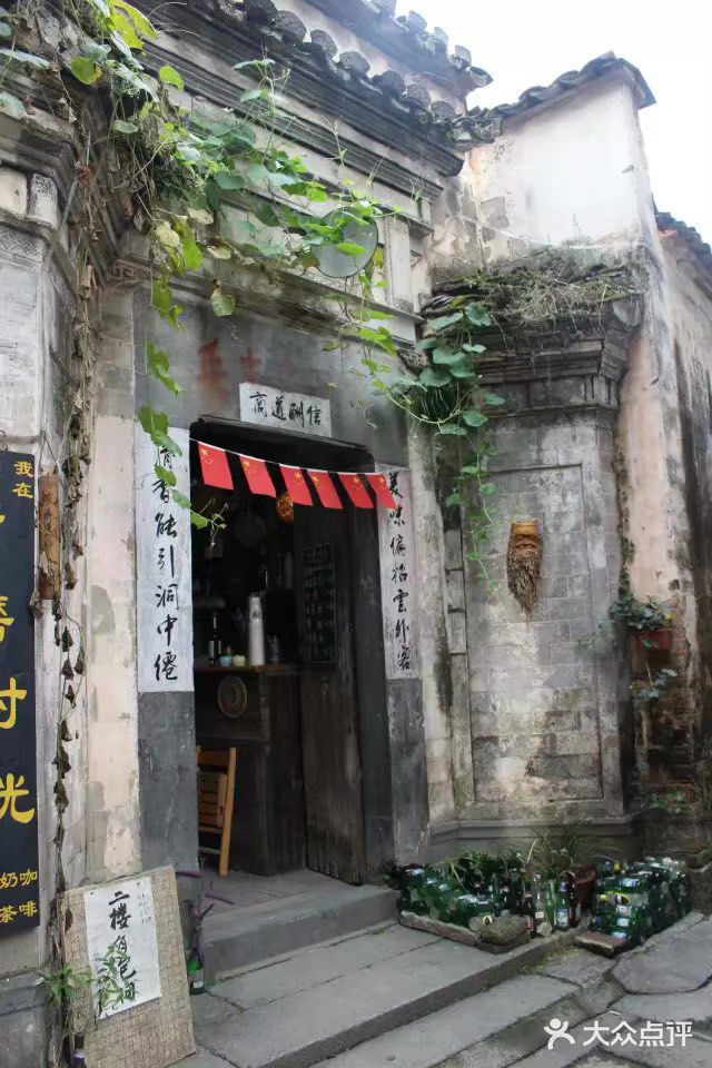 晚上有静谧的奶茶店也有嗨到爆的酒吧，看自己的选择咯