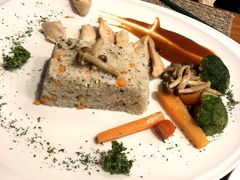 -Chom Cafe and Restaurant