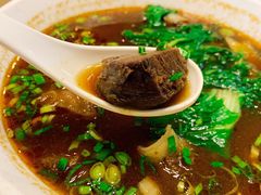 红烧牛肉刀削面-台北楚楚园馅饼粥(虹桥南丰城店)