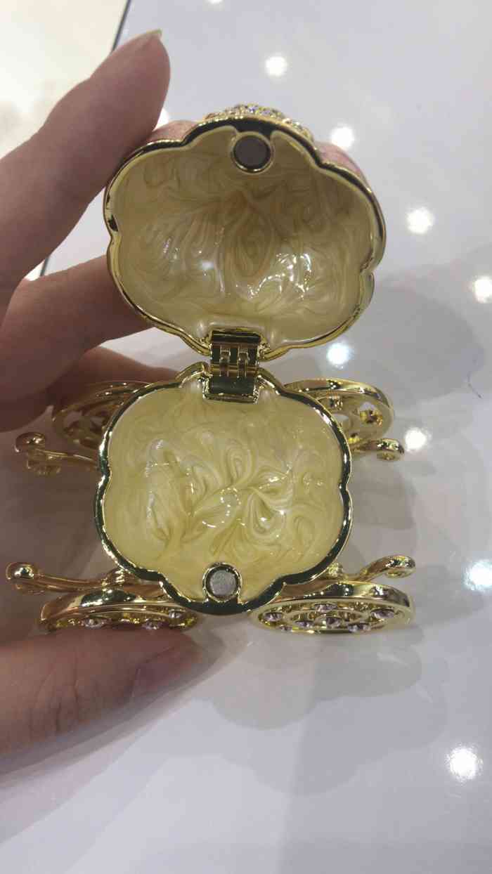 doris crystal(上海长宁店)-"这家店位于言几又书店里面,开心地发现