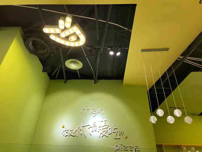 沫汐披萨(白象街店)-"地点: 较场口日月光广场底楼,店的位置稍.