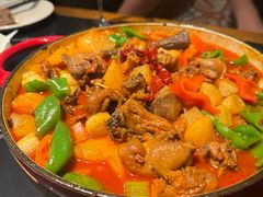 珐琅锅大盘鸡-阿里家·新疆烤肉酒場