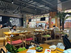 大堂-洪氏嗨捞·广东猪肚鸡·椰子鸡火锅(西咸万象城店)