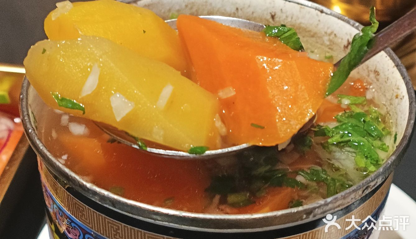 羊肉包子桌上摆!